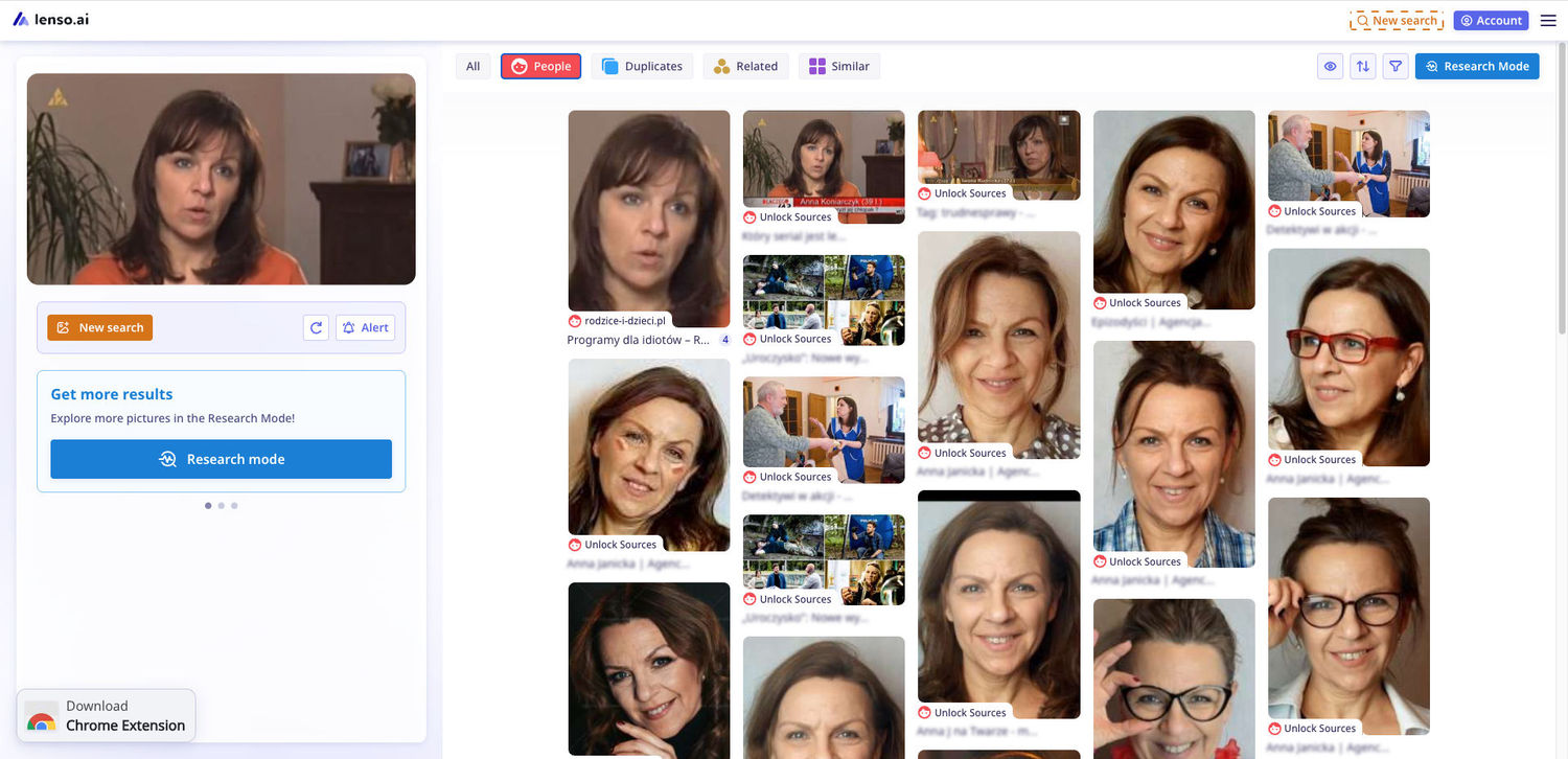 Resultados de búsqueda facial de Lenso.ai que muestran a la misma mujer en distintas fotos