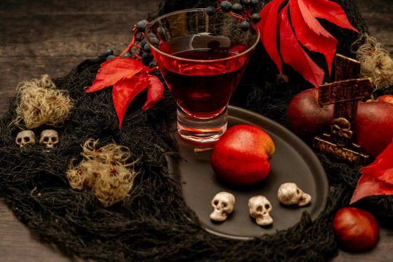 How to Spot AI-generated and Fake Halloween Photos?