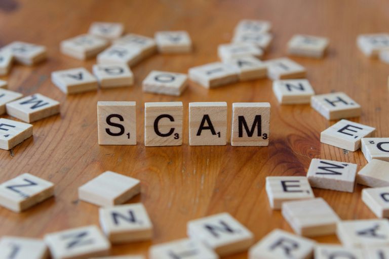 How to help someone who's being scammed? 